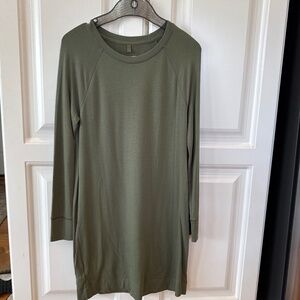 Loft- Lou & Grey soft long sleeved dress- size M